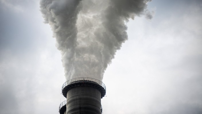 Debatte um Energieversorgung: Schornstein am Kohlekraftwerk Hamburg-Moorburg: Manche wollen den beschlossenen Kohleausstieg jetzt wieder zurückdrehen.