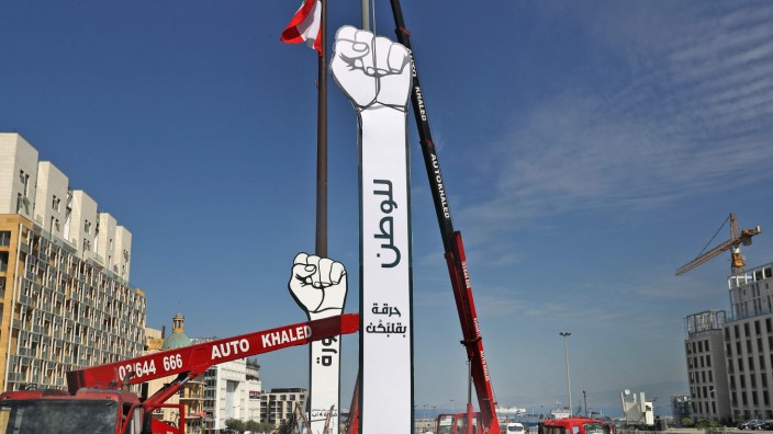 Libanon: Kampf der Symbole: Anhänger des designierten Premiers Saad Hariri errichten im Zentrum Beiruts eine Faust, größer als das Monument der Revolution-Aktivisten.