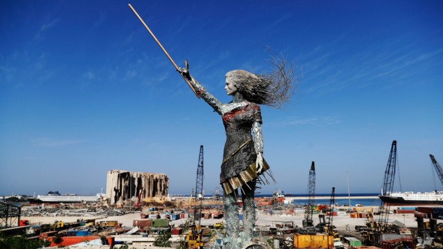 Libanon: Vor dem Hafen Beiruts hat die Künstlerin Hayat Nazer eine Skulptur aus Trümmerteilen und Glasscherben errichtet - ihre auf dem Märtyrerplatz wurde zerstört.