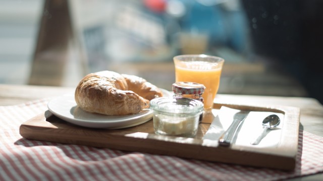 Kaffeerösterei Vogelmaier: Das "Kleine Frühstück": ein Croissant mit Butter, Marmelade und frischem Orangensaft.