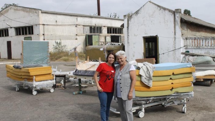 Klinikausstattung gesucht: Vera Strishkovka (links) und Sofia Junatska von der evangelischen Gemeinde in Reni freuen sich über die Hilfe aus Deutschland.