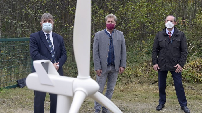 Energiewende: Pullachs Zweiter Bürgermeister Andreas Most, Neurieds Bürgermeister Harald Zipfel und Minister Hubert Aiwanger posieren vor dem Modell eines Windrades, wie es im Forstenrieder Park stehen könnte.