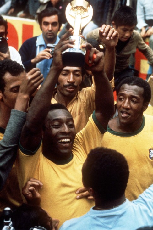 Pele (Brasilien, Mitte) präsentiert den Weltmeister-Pokal; Pele, WM-Pokal, Jules Rimet