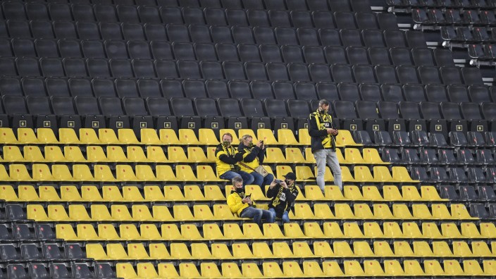 Zweite Coronawelle: Über 10 000 Zuschauer waren in Dortmund mal zugelassen - gegen Schalke waren es noch 300.