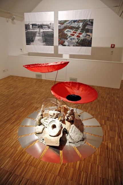 Museum Penzberg: Die Sonderausstellung beginnt mit Kuhns Installation "Neues Leben aus den Trümmern", einer künstlerisch gestalteten Mohnblume aus Kunstseide und Eisendraht, die aus Bauschutt emporwächst.