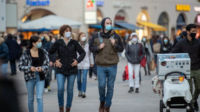 Hohe Neuinfektionen in München, Menschen unterwegs mit Masken am 24. Oktober 2020 in der vollen Fußgängerzone in Münche