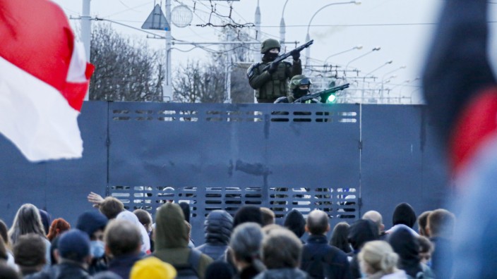 Belarus: Nach weitgehendem friedlichem Verlauf setzte die Polizei am Abend in Minsk Blend- und Lärmgranaten gegen Demonstranten ein.