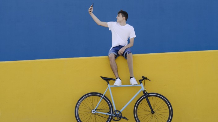 Cyclist with leg prosthesis taking selfie Barcelona, CT, Spain PUBLICATIONxINxGERxSUIxAUTxONLY CR_KTUU200923-497138-01