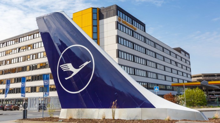 Lufthansa Zentrale Hauptsitz mit Leitwerk Flughafen Frankfurt Frankfurt, Deutschland - 7. April 2020: Lufthansa Zentrale
