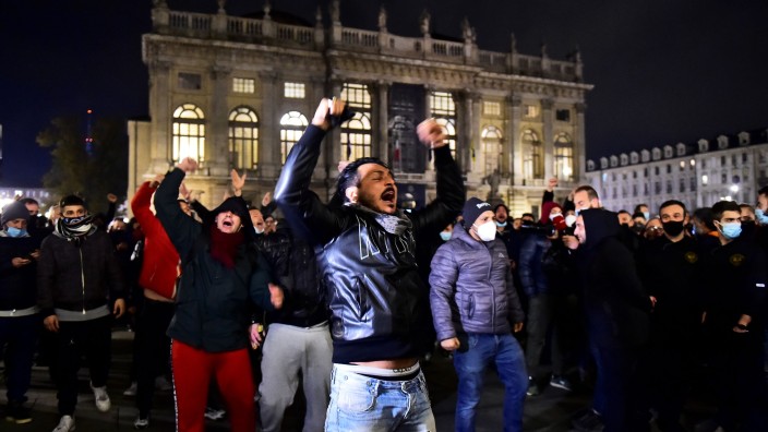 Corona in Italien: Tumulte und Proteste in Turin