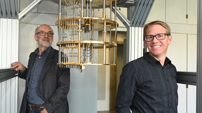 Quantencomputer: Rudolf Gross (links) und Stefan Filipp mit ihrem halb fertigen Quantencomputer im Garchinger Walther-Meißner-Institut. "Noch können wir den Vorsprung der USA und Chinas bei dieser Technologie aufholen", sagen sie.