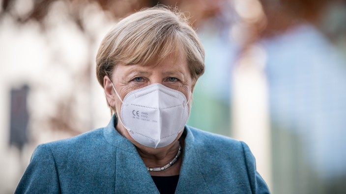 Angela Merkel (CDU) auf dem Weg zur Fraktionssitzung während der Corona-Pandemie