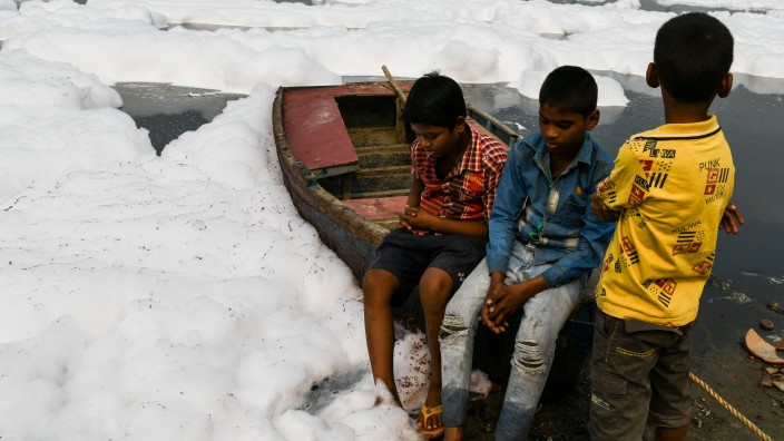Umweltgifte: Verschmutztes Wasser, Gefahr für das Leben: Kinder am verseuchten Yamuna-Fluss in Delhi. Weil dort unkontrolliert Industrie- und Privatabwässer eingeleitet werden, gilt der Fluss in der indischen Hauptstadt als "toter Fluss".