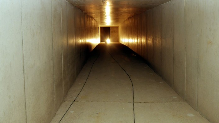 Erding: Im Tunnel: "Unterirdisch - nicht nur im wahrsten Sinne des Wortes" nennt der Bund der Steuerzahler den Verbindungsgang, der Erding den Eintrag ins Schwarzbuch verschafft hat.