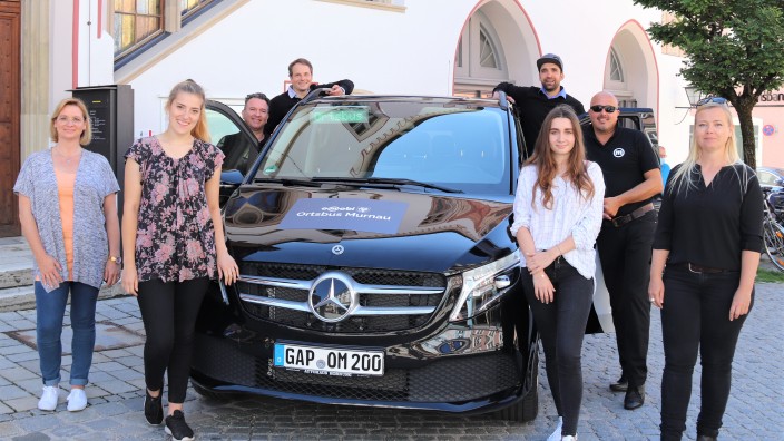 Landkreis Starnberg: Das junge Team von Omobi mit dem ersten Einsatzfahrzeug in Murnau. Eine Software bündelt die Fahrgastwünsche zu Touren, die Fahrt kostet zwei Euro.