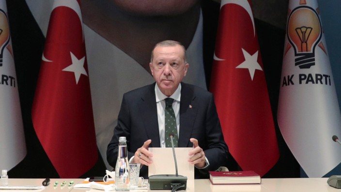 Türkei: Recep Tayyip Erdogan spricht vor den Vorstandsmitgliedern seiner Regierungspartei