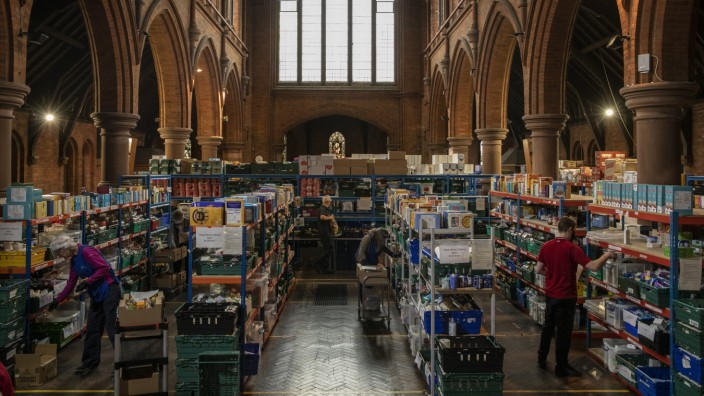Vereinigtes Königreich: Mitarbeiter einer Tafel füllen die Regale in einem Verteilzentrum für Lebensmittel in der St. Margaret´s Church in London.