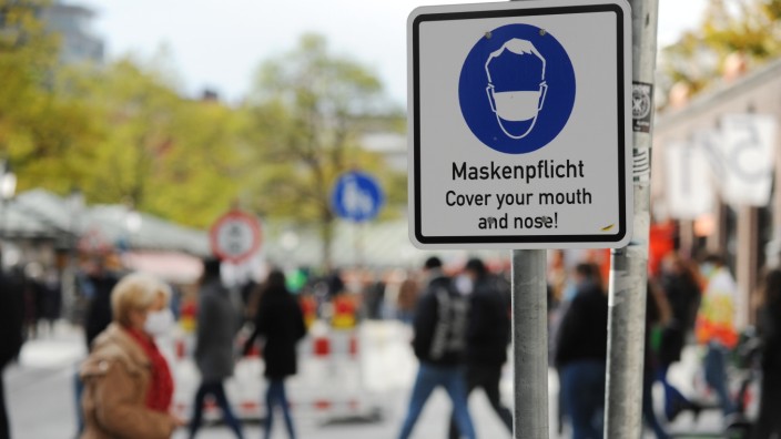Pandemie-Bekämpfung: In weiten Teilen der Münchner Altstadt - so wie hier am Viktualienmarkt - muss eine Maske getragen werden, das hat die Stadt beschlossen.