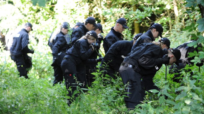 Suche nach Vermissten: Fahnder der Polizei durchkämmen auf der Suche nach zwei vermissten Frauen einen Wald in Waldperlach.