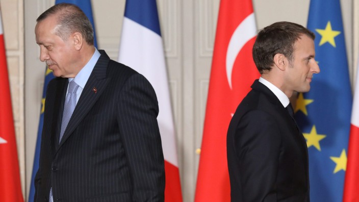Karikaturenstreit: Der neueste Karikaturenstreit heizt das angespannte Verhältnis zwischen dem türkischen Präsidenten Recep Tayyip Erdoğan (links) und seinem französischen Amtskollegen Emmanuel Macron weiter an.