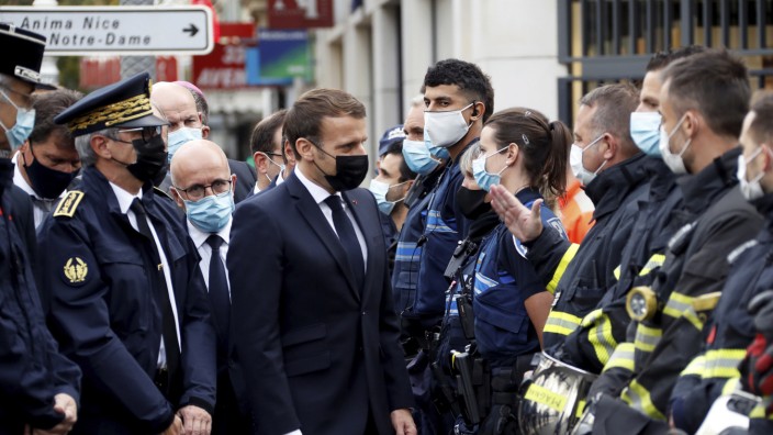 Frankreich: Präsident Emmanuel Macron dankt Sicherheitskräften und Helfern für ihren Einsatz.