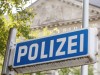 Auf einem blauen Schild vor der Polizei-Inspektion in Essen steht in weißen Lettern "Polizei".