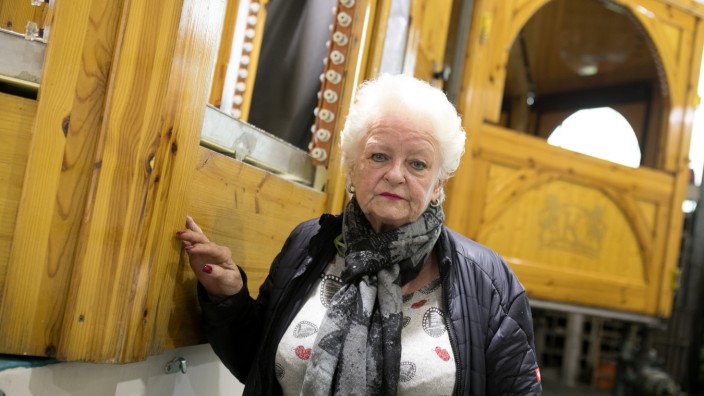 Sylvia Kaiser, eine ältere Dame, die eine Bratwurstbude auf dem Christkindlmarkt hätte