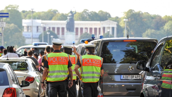 "Querdenker"-Proteste: Die Polizei rechnet mit hohem Zulauf und stellt sich auf einen "arbeitsreichen Sonntag" ein.