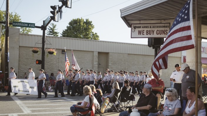 Amerikahaus: In Westwood, Ohio marschieren bei der alljährlichen Erntedankparade auch militaristische Vereine mit.