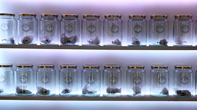 Berg am Laim: Im Projektraum werden 144 Marmeladen-Gläser mit Tauschsteinen präsentiert.