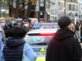 Eine Polizeistreife der Landespolizei Bayern kontrolliert anlässlich der Coronakrise das Maskengebot auf der von Passan