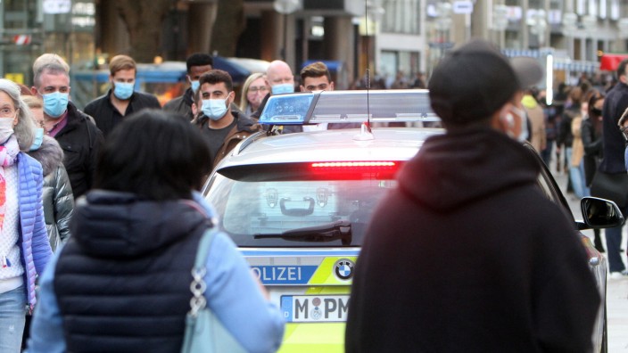 Eine Polizeistreife der Landespolizei Bayern kontrolliert anlässlich der Coronakrise das Maskengebot auf der von Passan
