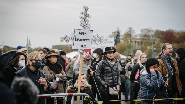 Protest in München: Teilnehmer bei der "Querdenker"-Demonstration auf der Theresienwiese in München.