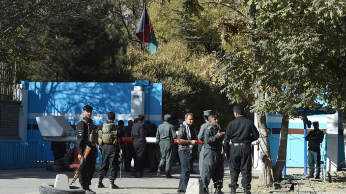 Afghanistan: Polizisten stehen an einem Eingangstor des Universitätsgeländes in Kabul.