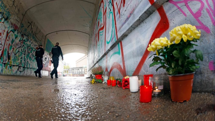 Berlin: Kerzen und Blumen am Tatort nach einem Mord im Monbijoupark