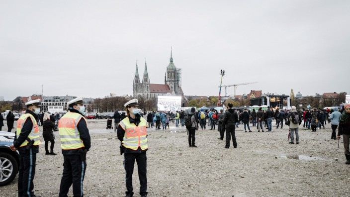 Corona in München: Sogenannte Querdenker demonstrieren auf der Theresienwiese gegen die Corona-Regeln.