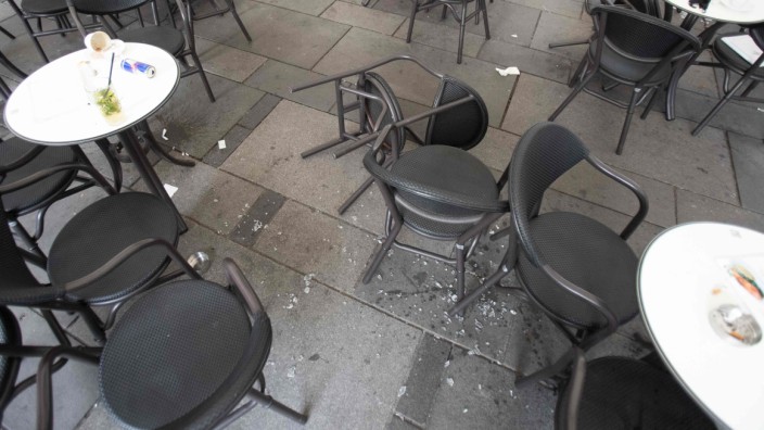 Terror in Wien: Nach dem Anschlag in Wien: zerbrochene Gläser und umgestürzte Stühle in einem Café.