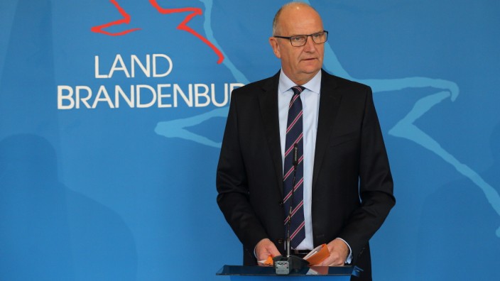 Ministerpräsident Dietmar Woidke (SPD) spricht während einer Pressekonferenz zu weiteren Lockerungen der Beschränkungen