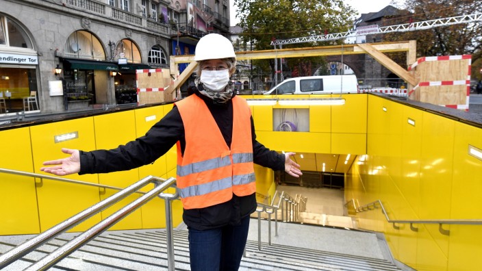 Neuer Zugang zum U-Bahnhof: Schön gackerlgelb: Barbara Mittermeier von den Stadtwerken präsentiert den renovierten Zugang zum U-Bahnhof Sendlinger Tor.