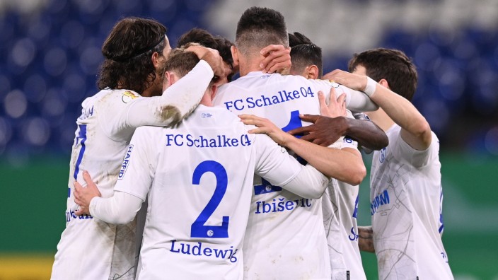 1. FC Schweinfurt 05 v FC Schalke 04 - DFB Cup: First Round