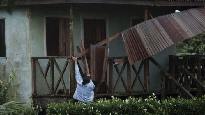 Naturkatastrophe: Eine Frau in Wawa in Nicaragua versucht, das zerstörte Dach ihres Hauses zu reparieren.