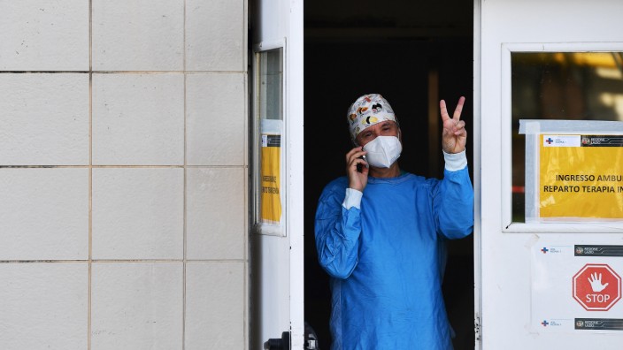Italien: Ein Mitarbeiter vor der Intensivstation für Covid-Patienten des Krankenhauses San Filippo Neri in Rom. Die Hauptstadt ist nach den neuen Kritierien derzeit "gelbe" Zone.