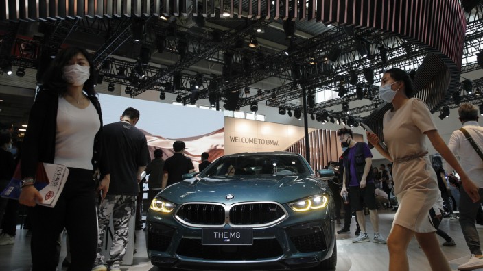 Autoindustrie: Ein BMW M8 auf der diesjährigen Autoshow in Peking: Während alle im Lockdown waren, kauften die Chinesen schon wieder teure Wagen.