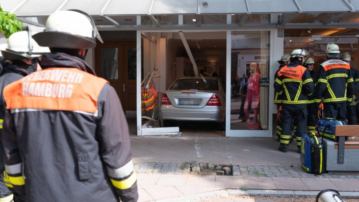 PKW landet in Boutique Hamburg Feuerwehrleute Schaufensterscheibe Rentner Unfall Unfallort Ren