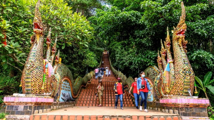 Fernreise nach Thailand: Die buddhistische Tempelanlage Wat Phra That Doi Suthep in Chiang Mai