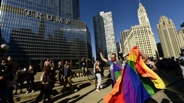 US-Wahl: Auch vor dem Trump-Tower in Chicago feiern die Menschen. Viele der Biden-Unterstützer tragen Regenbogenfahnen.
