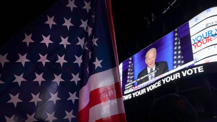 Pressestimmen zu Bidens Wahlsieg: Auf einem Bildschirm am New Yorker Times Square wird eine Rede von Joe Biden übertragen.