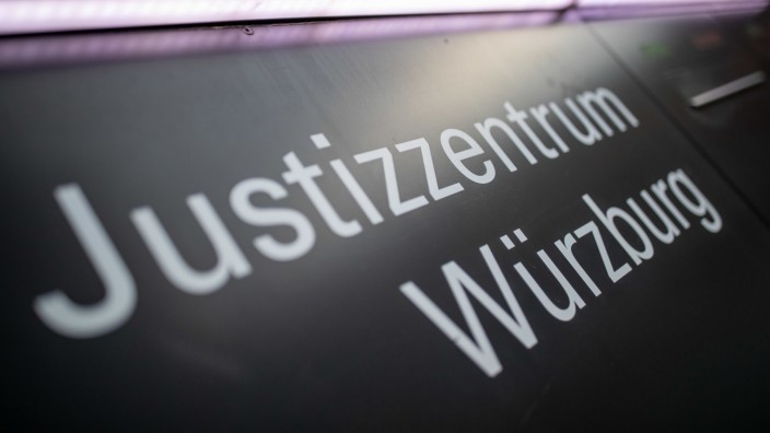 Revisionsverfahren nach Tod eines Babys: ´Justizzentrum Würzburg" steht auf einem Schild im Eingangsbereich zum Landgericht.