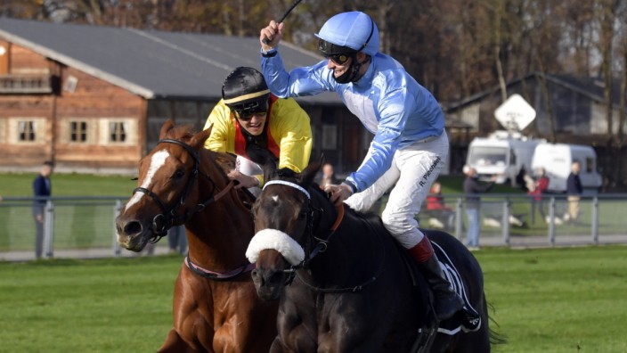 Pferdesport: Kopf-an-Kopf-Rennen: Sunny Queen mit René Piechulek im Sattel (rechts) setzt sich knapp gegen den Favoriten Torquator Tasso (Bauyrzhan Murzabayev) durch.