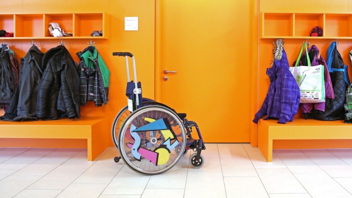 Corona: Ein Rollstuhl steht vor einem Klassenzimmer - doch es ist schwierig, einen Schulplatz für ein Kind mit Behinderung zu finden.